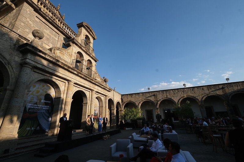 Reúne 55 obras clave de la Colección de Pintura del Banco Nacional de México, que ofrecen una mirada plural a la cultura y geografía de esta nación