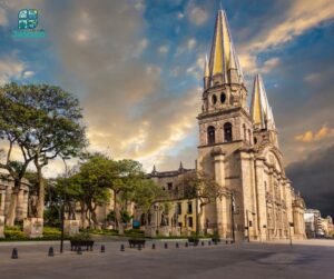 La Semana Santa en Jalisco tiene un aroma especial: a manzanilla, a cera quemada y a esa cantera que guarda siglos de peticiones. Una de nuestras tradiciones más arraigadas es la Visita de los Siete Templos